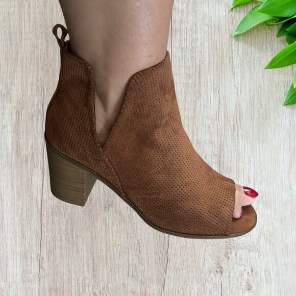 NEW Universal Thread peep toe suede booties - Picture 5 of 9